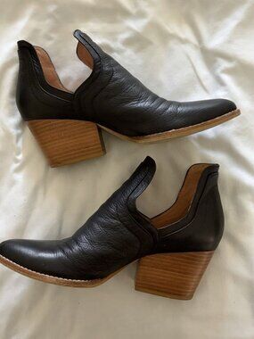Silent D Winifred Women’s Black Leather Side Cutout Booties sz 40 US 9.5